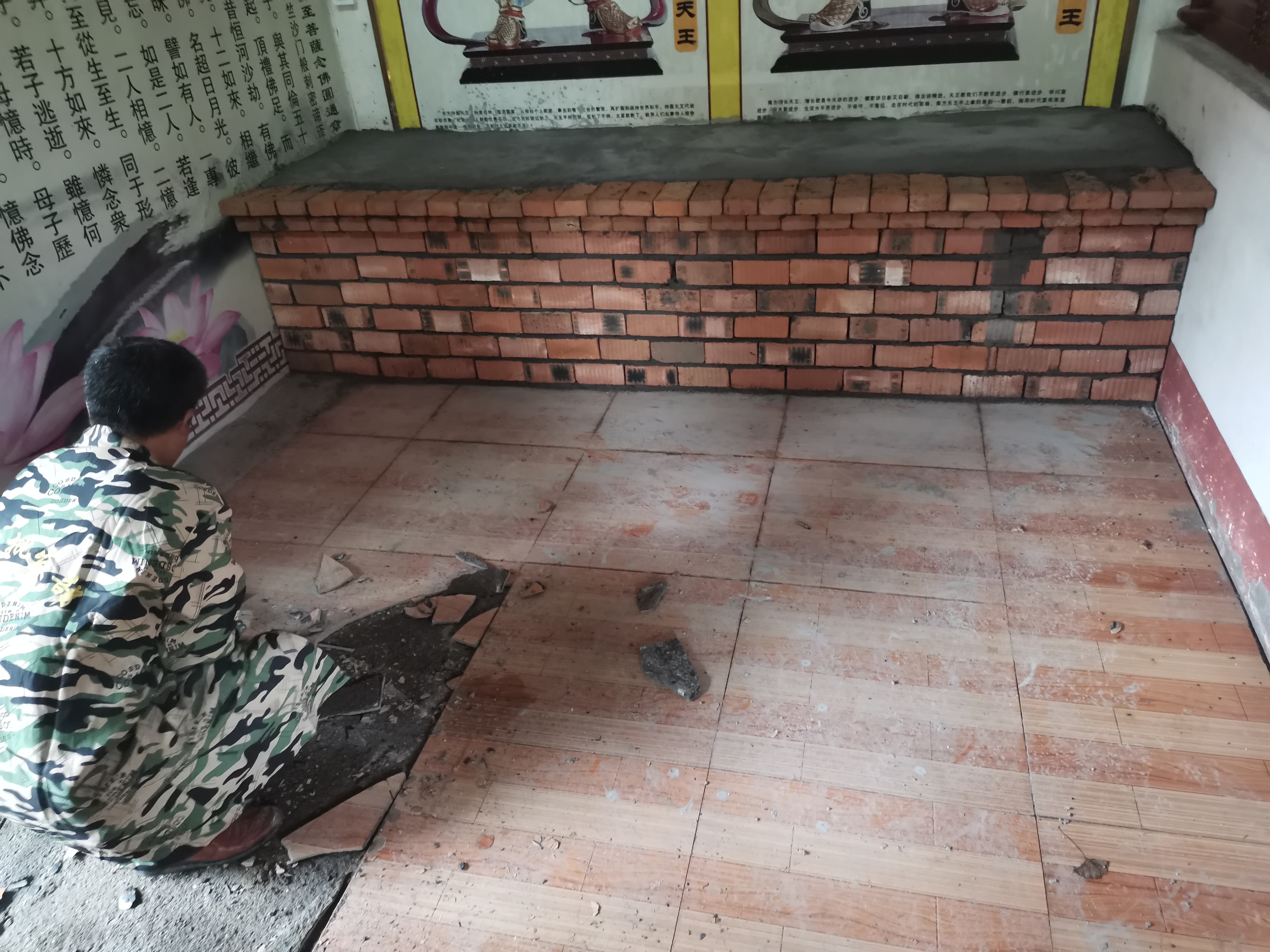 9759彩票集团天王殿铺设地砖及牌匾贴金